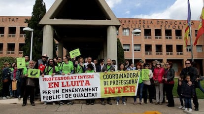 Un grupo de profesores interinos concentrados ayer ante la entrada de la Consejería de Educación.