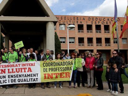 Un grupo de profesores interinos concentrados ayer ante la entrada de la Consejería de Educación.