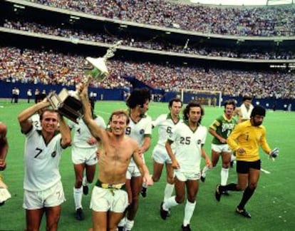 Los jugadores del New York Cosmos, capitaneados por Steve Hunt y Dennis Tueart, celebran la consecución del título de liga en 1978.