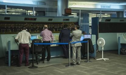 El interior del Puesto Central de Control, donde se controlan los trenes del metro.