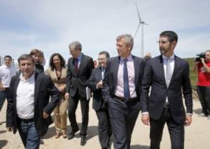 El vicepresidente de la Xunta, Alfonso Rueda, (4, izq) y el conselleiro de Economía e Industria, Francisco Conde, (3, izq) junto a los alcaldes de Porto do Son, José Luis oujo (d) y Riveira, Manuel Ruiz Rivas (izq) durante la inauguración de los parques eólicos de Pobra do Caramiñal y Porto do Son, esta mañana en la sierra coruñesa de Barbanza.