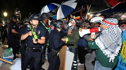 Manifestantes y policías se enfrentan en el campus de UCLA este jueves.