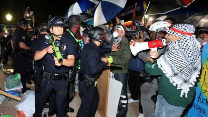 SENSITIVE MATERIAL. THIS IMAGE MAY OFFEND OR DISTURB Law enforcement officers enter a pro-Palestinian protest encampment at the University of California Los Angeles (UCLA), as the conflict between Israel and the Palestinian Islamist group Hamas continues, in Los Angeles, California, U.S., May 2, 2024. REUTERS/David Swanson     TPX IMAGES OF THE DAY