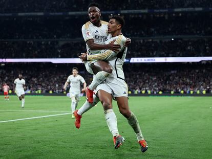 Bellingham y Vinicius celebran un gol ante el Almería.