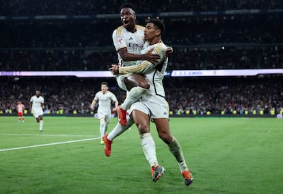 Bellingham y Vinicius celebran un gol ante el Almería.