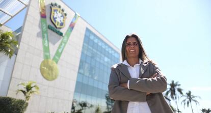 Emily, a primeira mulher a comandar a sele&ccedil;&atilde;o feminina. 