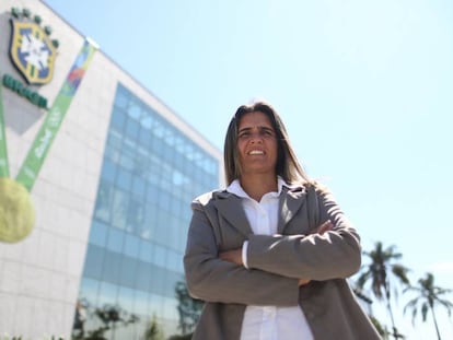 Emily, a primeira mulher a comandar a sele&ccedil;&atilde;o feminina. 