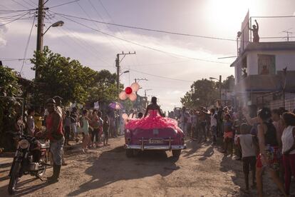 Pura passeia em um carro conversível dos anos 50 ao redor de sua vizinhança, enquanto os membros da comunidade se reúnem para comemorar seu décimo quinto aniversário. A festa de 15 anos é uma tradição latina, que marca a transição de meninas para mulheres. A menina se veste como uma princesa, vivendo uma fantasia e uma ideia preconcebida de feminilidade. A comemoração de quinze anos de Pura teve uma comoção especial, já que alguns anos antes, tendo sido diagnosticada com um tumor cerebral, ela foi informada de que não viveria além dos 13 anos.