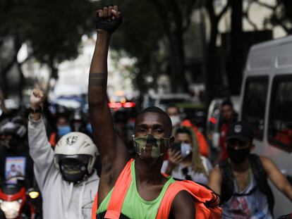 Entregadores de aplicativo protestam por melhores condições de trabalho, em 1º de julho, no Rio.