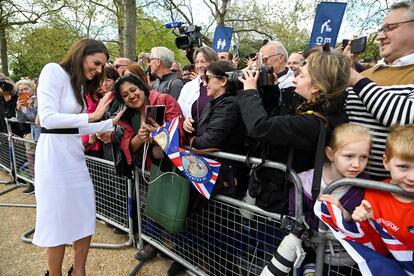 La princesa de Gales, Kate Middleton, rodeada de gente en el exterior del palacio de Buckingham, este viernes.