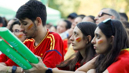 Aficionados de la selección española siguen desde las pantallas gigantes instaladas en el Parque Berlín, de Madrid, la final que las selecciones de España e Inglaterra.