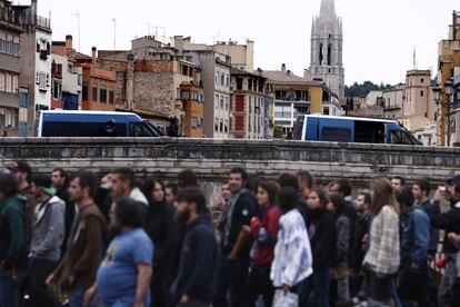 En Girona, unas 300 personas se han concentrado ante el Ayuntamiento y han coreado gritos contra Convergència y la Policía.