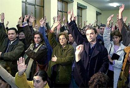 Los padres y madres del García Quintana, en la asamblea en la que acordaron que sus hijos reanuden el curso escolar.