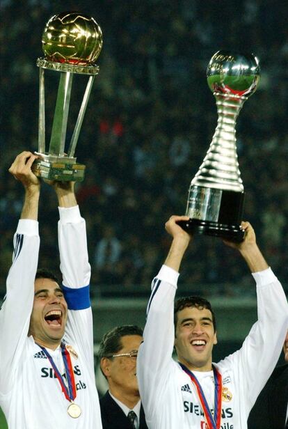 Hierro levanta la Copa Intercontinental, conseguida ante el Yokohama. Raúl alza el trofeo de mejor jugador del torneo de la Copa Intercontinental que consiguó el Real Madrid