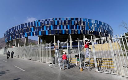 Varias operarios trabajan en las vallas del estadio de Antofagasta.