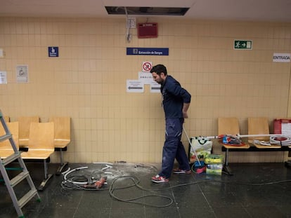 Un operario trabaja en el centro de especialidades periférico José Marvá, en Madrid.