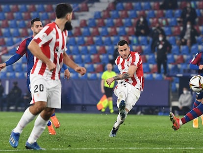 Berenguer, en el disparo que clasificó al Athletic para la final de Copa.