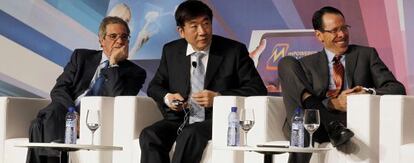 Los presidentes de Telefónica, César Alierta (izquierda) y China Mobile, Xi Guohua (centro), y el director ejecutivo de AT&T, Randall Stephenson.