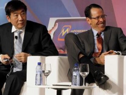 Los presidentes de Telef&oacute;nica, C&eacute;sar Alierta (izquierda) y China Mobile, Xi Guohua (centro), y el director ejecutivo de AT&amp;T, Randall Stephenson. 