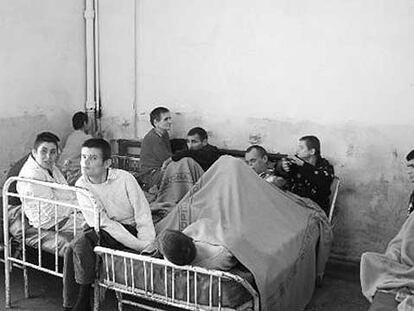 Niños y adolescentes discapacitados confinados en camas en un centro de rehabilitación en Sasca Mica, al este de Rumania