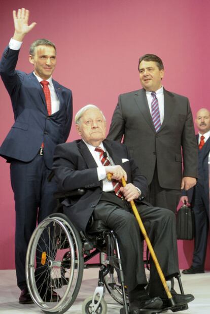 El excanciller Helmut Schmidt, acompañado por el presidente del SPD, Sigmar Gabriel (derecha), y el primer ministro noruego, Jens Stoltenberg, ayer en Berlín.