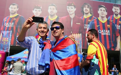 Aficionados en los alrededores del Camp Nou en Barcelona.