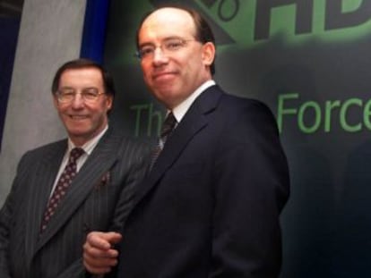 James Crosby (derecha), en una foto de 2001.