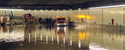 La intensa tormenta que cayó sobre Madrid en la madrugada del miércoles inundó la M-30. En la imagen, entrada al túnel desde el puente de Segovia.