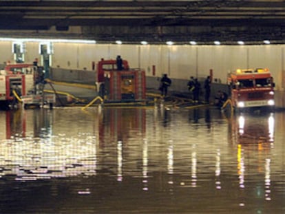 La intensa tormenta que cayó sobre Madrid en la madrugada del miércoles inundó la M-30. En la imagen, entrada al túnel desde el puente de Segovia.