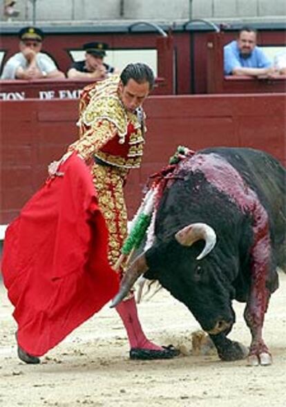 Juan Diego da un derechazo a su primer toro ayer en Las Ventas.
