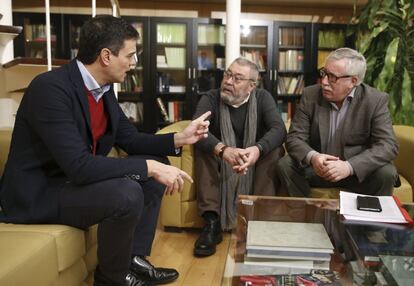Pedro Sánchez con los líderes sindicales este jueves.