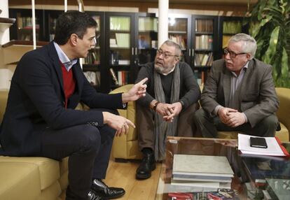 Pedro S&aacute;nchez con los l&iacute;deres sindicales este jueves.