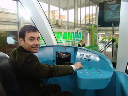Tomás Gómez, en la cabina de mando de uno de los tranvías de la ciudad, en 2005.