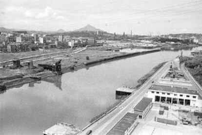 Vista de la ría del Nervión, con los municipios de Barakaldo y Erandio a ambos lados.