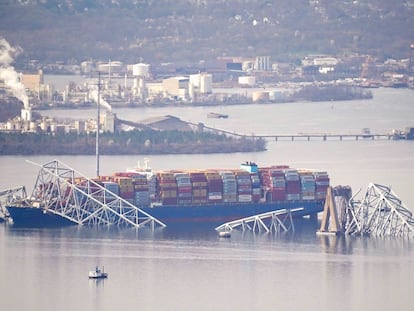 Vista del carguero 'Dali' que se estrelló contra el puente Francis Scott Key, provocando su colapso en Baltimore, Maryland, EE.UU.
