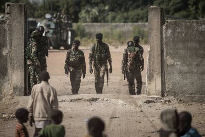 Soldados senegaleses, en la frontera de Gambia el viernes 20 de enero de 2017. 