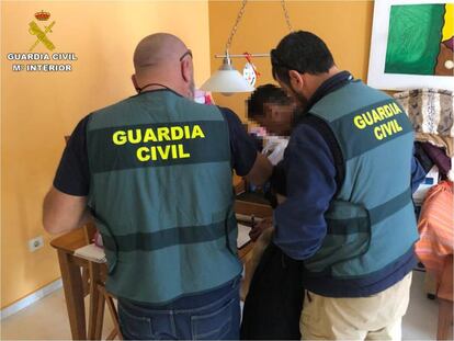 Imagen facilitada en abril de 2022 por la Guardia Civil de la detención del limpiador de piscinas ahora condenado.