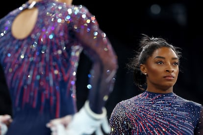 La gimnasta estadounidense Simone Biles en el estadio Bercy Arena de París con un maillot decorado con cristales Swarovski.