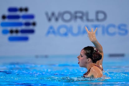 Iris Tió Casas interpreta su solo en el Mundial de natación artística en Singapur, este sábado.
