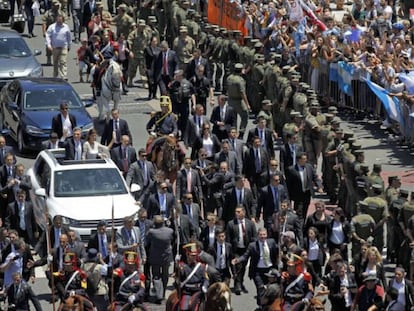 Mauricio Macri se traslada en una camioneta abierta durante su asunci&oacute;n el 10 de diciembre de 2015.