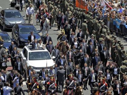 Mauricio Macri se traslada en una camioneta abierta durante su asunci&oacute;n el 10 de diciembre de 2015.