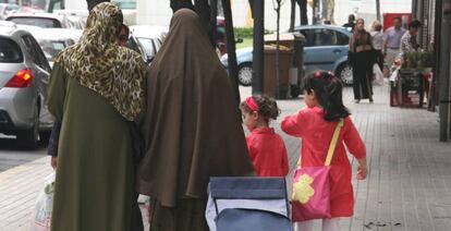 Dos mujeres con velo paseando en Lleida.