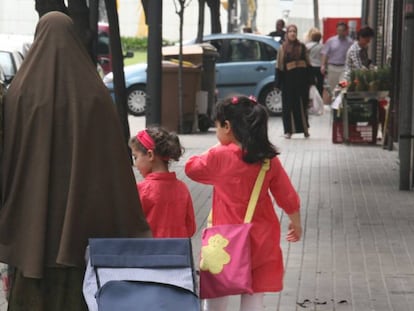 Dos mujeres con velo paseando en Lleida.