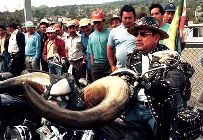 Salgado Macedonio a bordo de su motocicleta en el puerto de Acapulco, el 31 de agosto de 2000.