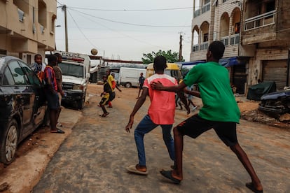 Varios jóvenes juegan al fútbol en una calle embarrada de Parcelles Assainiés, uno de los barrios más poblados de la capital senegalesa que creció desmesuradamente a finales del siglo pasado fruto del éxodo rural. La llegada de habitantes del interior del país a las grandes ciudades y su instalación en zonas inundables o con escasos servicios, a menudo en infraviviendas o casas autoconstruidas, es una constante en decenas de aglomeraciones urbanas africanas y uno de los factores principales que contribuyen a elevar los daños en caso de lluvias torrenciales.