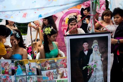 Los domingos son el día de descanso para las emigrantes. Algunas de Indonesia, como las que aparecen en esta imagen, se prueban vestidos para hacerse fotos y enviar a la familia en su país de origen. Dar imagen de prosperidad es importante para ellas.