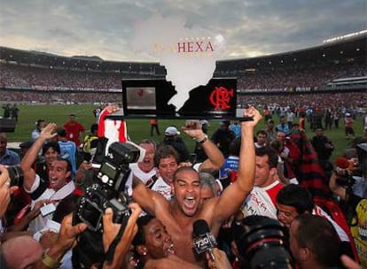 Adriano, rodeado de gente, alza el trofeo de campeón de la liga brasileña en el estadio Maracaná.