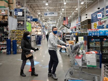 Dos personas hacen cola para comprar en una tienda de Nueva York, Estados Unidos, el pasado 3 de abril.