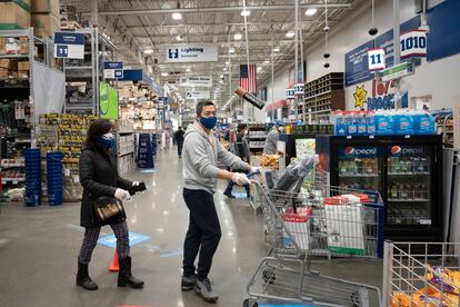 Dos personas hacen cola para comprar en una tienda de Nueva York, Estados Unidos, el pasado 3 de abril.