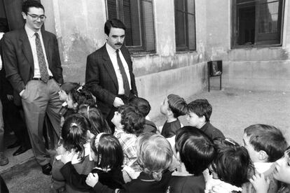 José María Aznar, presidente de la Junta de Castilla y León entre 1987 y 1989 y candidato del PP (entonces Alianza Popular) al Gobierno desde ese año, visita un colegio en el barrio madrileño de Chamberí acompañado de Alberto Ruiz-Gallardón en 1992. Tres años más tarde, el actual alcalde de la capital de España fue investido como presidente de la Comunidad de Madrid tras lograr la mayoría absoluta.